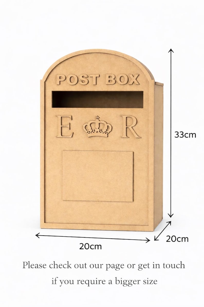 Puede incluir: Un buz&oacute;n de madera marr&oacute;n claro con el texto "POST BOX" en la parte superior. El buz&oacute;n mide 20 cm de ancho, 20 cm de profundidad y 33 cm de alto. Las letras "E" y "R" est&aacute;n debajo, con una corona.