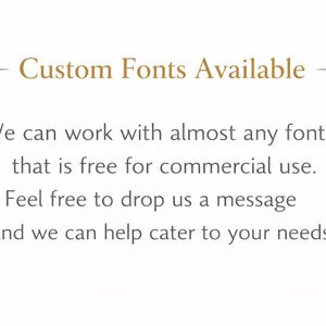 Puede incluir: Texto sobre un fondo blanco: "Fuentes personalizadas disponibles". El texto de abajo dice: "Podemos trabajar con casi cualquier fuente que sea gratuita para uso comercial. No dude en enviarnos un mensaje y podemos satisfacer sus necesidades."