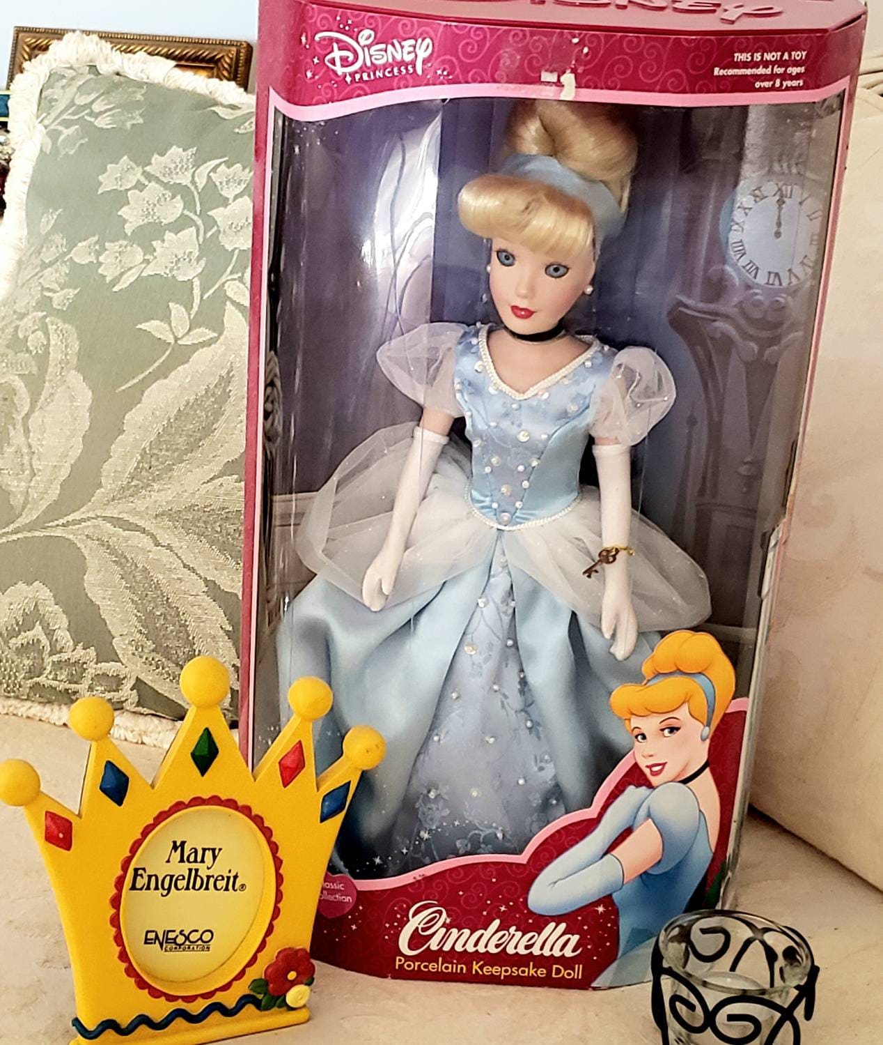 Vintage Cenicienta Porcelana KEEPSAKE Doll Brass Key Classic