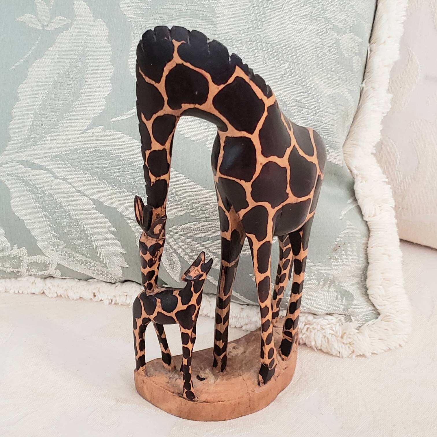 Momma and baby giraffe plaque - munimoro.gob.pe