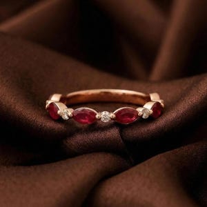 Marquise Rubin Eternity Band, vergoldeter Ehering, Jubiläumsring, Roter Edelstein Stapelring, Pave Ring für Sie, Versprechen Ring