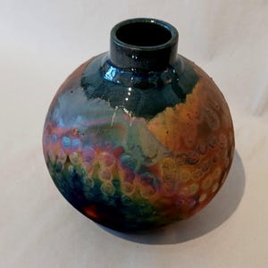 Koperkleurige raku-vaas, iriserend keramisch aardewerk van Simon Eeles