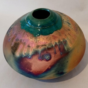Handgetöpferte Raku-Vase, kupfergeräucherte Keramik, irisierend