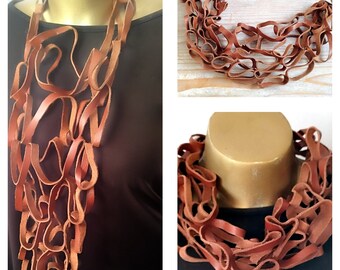 Grande écharpe audacieuse en cuir recyclé marron cognac - collier - sans métal - fait main - avant-gardiste