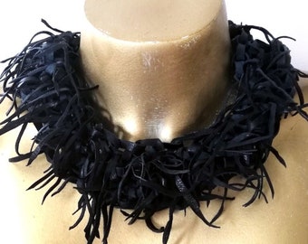 Grand collier audacieux en cuir recyclé noir - sans métal - fait main - avant-gardiste - extravagant