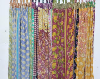 Cortina Kantha vintage: cortina de algodón floral hecha a mano para colgar en ventanas o puertas.