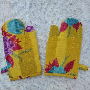 Puede incluir: Un juego de tres tazas de cerámica con acabado mate moteado. Las tazas son de color crema, gris claro y gris oscuro. Cada taza tiene un diseño simple y minimalista.