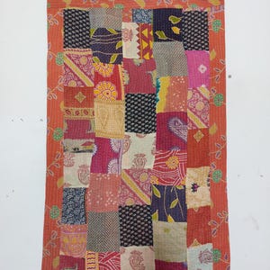 Puede incluir: Un juego de tres tazas de cer&aacute;mica con un acabado mate moteado. Las tazas son de color crema, gris claro y gris oscuro. Cada taza tiene un dise&ntilde;o simple y minimalista y un asa redondeada.