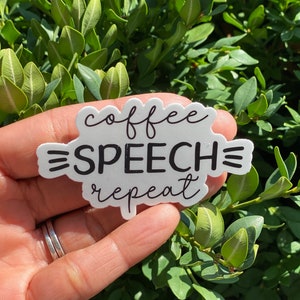 Puede incluir: Pegatina blanca con texto negro que dice "coffee = SPEECH = repeat".