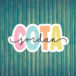 Puede incluir: Una pegatina colorida con la palabra "COTA" en letras grandes y en negrita. Las letras son de color rosa, azul y amarillo. La palabra "jordan" está escrita en cursiva debajo de las letras.