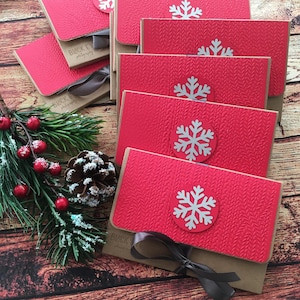 Weihnachtliche Foto Umschläge aus festem Karton mit geprägter Klappe und graviertem Logo - 20 Stück im Set