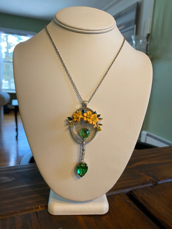 Vintage Floral Pendant Necklace / Vintage Jewelry 