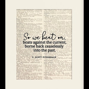 Puede incluir: Una impresión enmarcada de una página de diccionario vintage con una cita de F. Scott Fitzgerald: "So we beat on, boats against the current, borne back ceaselessly into the past."
