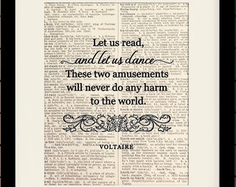Könnte beinhalten: Schwarz-weißes Typografie-Druck mit einem Zitat von Voltaire: "Lasst uns lesen und tanzen. Diese beiden Vergnügen werden der Welt nie schaden." Der Druck ist in einem schwarzen Rahmen mit einem weißen Passepartout gerahmt. Der Rahmen ist 28 cm x 35 cm groß mit einer Passepartout-Öffnung von 20 cm x 25 cm.