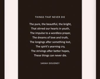 Könnte beinhalten: Ein schwarz-weiß gerahmter Druck mit einem Gedicht über Dinge, die niemals sterben. Das Gedicht stammt von Sarah Doudney. Der Rahmen ist 28 x 35,5 cm groß mit einer Passepartout-Öffnung von 20,3 x 25,4 cm.