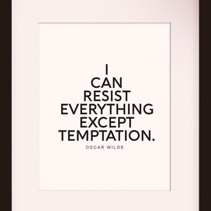 Puede incluir: Una impresión enmarcada en negro con fondo blanco y texto negro que dice "Puedo resistir todo excepto la tentación. Oscar Wilde". El marco mide 28 cm por 35,5 cm con una abertura de passe-partout de 20,3 cm por 25,4 cm.