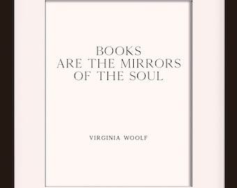Könnte beinhalten: Ein schwarzer gerahmter Druck mit weißem Hintergrund und dem Text "BOOKS ARE THE MIRRORS OF THE SOUL" von Virginia Woolf. Der Rahmen ist 28 cm x 36 cm groß mit einer Passepartout-Öffnung von 20 cm x 25 cm.
