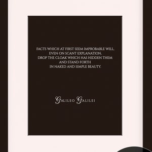 以下が含まれることがあります： ガリレオ・ガリレイの言葉「最初はありえないと思える事実も、説明が乏しくても、隠していた覆いを脱ぎ捨て、裸でシンプルな美しさで現れるだろう。」が書かれた白黒の額装されたプリント。フレームは28 x 36 cm、マット開口部は20 x 25 cmです。