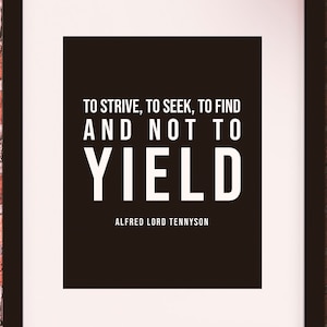 Puede incluir: Una impresión enmarcada en blanco y negro con la cita "Esforzarse, buscar, encontrar y no ceder" de Alfred Lord Tennyson. El marco mide 28 cm por 36 cm con una abertura de passe-partout de 20 cm por 25 cm.