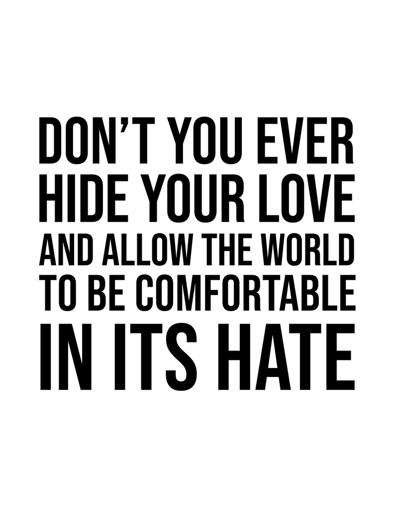 Puede incluir: Gr&aacute;fico de texto en blanco y negro con la cita "No escondas nunca tu amor y no permitas que el mundo se sienta c&oacute;modo en su odio."