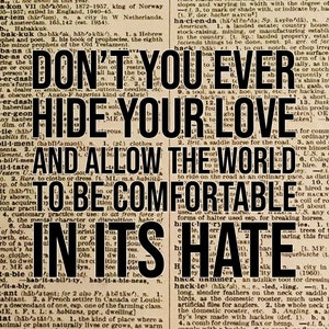 Puede incluir: Una imagen en blanco y negro de una p&aacute;gina de diccionario con las palabras "Don't you ever hide your love and allow the world to be comfortable in its hate."