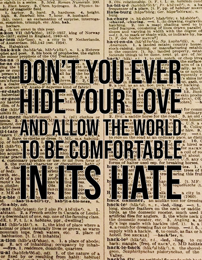Puede incluir: Una imagen en blanco y negro de una p&aacute;gina de diccionario con las palabras "Don't you ever hide your love and allow the world to be comfortable in its hate."