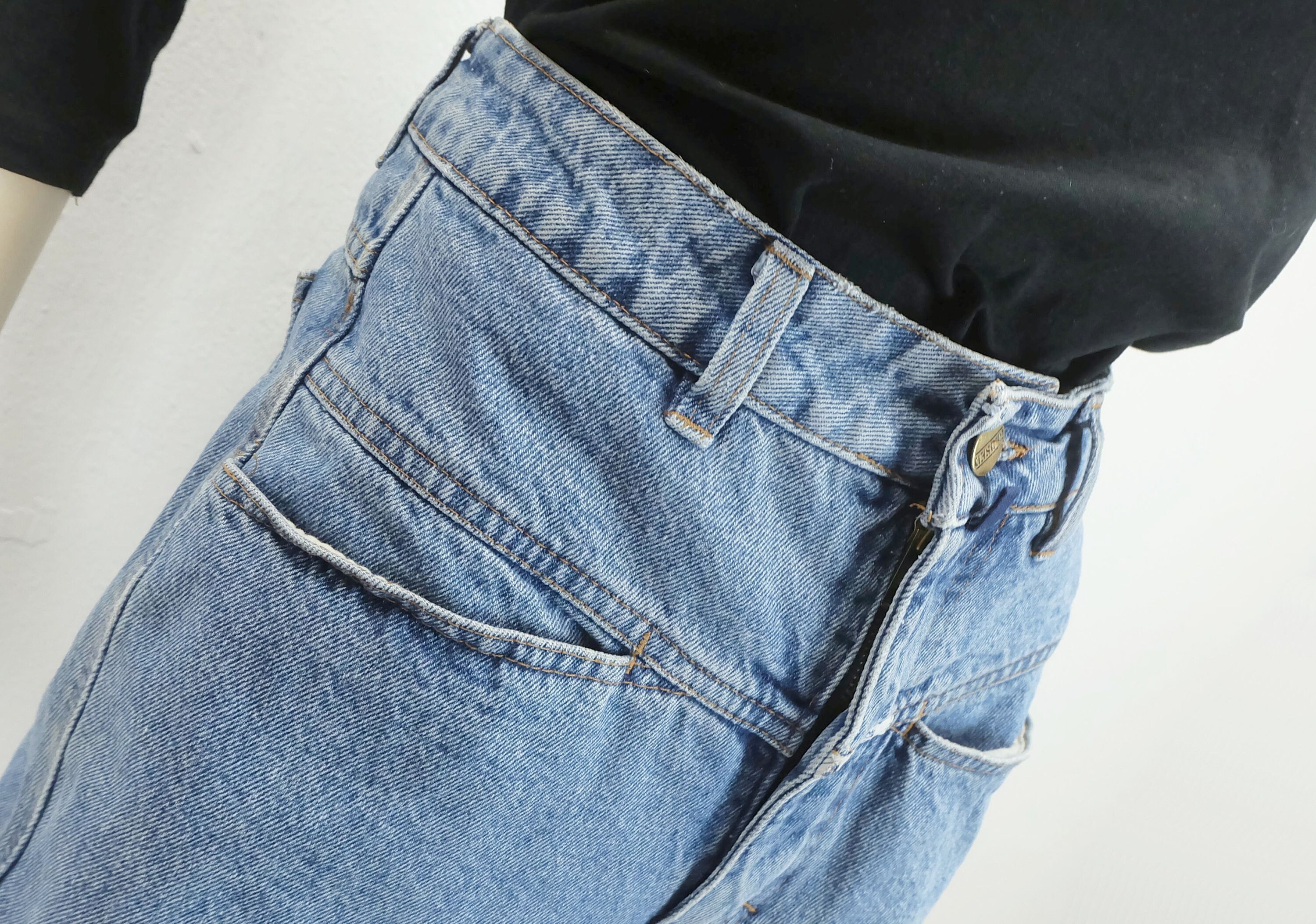 Pantalon Jean Girbaud Brodé Rose – Taille 36, Tour De Taille 81cm, Occasion En Excellent état