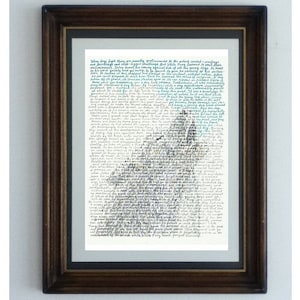 Op de afbeelding: Een ingelijst kunstwerk met handgeschreven tekst in zwarte inkt op wit papier. De tekst vertelt een verhaal over een hond en zijn eigenaar. De achtergrond van het papier is een verloop van blauw en groen.