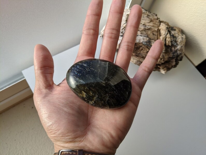 L04 Labradorite Palm Stone Tumble Polished Laboradite