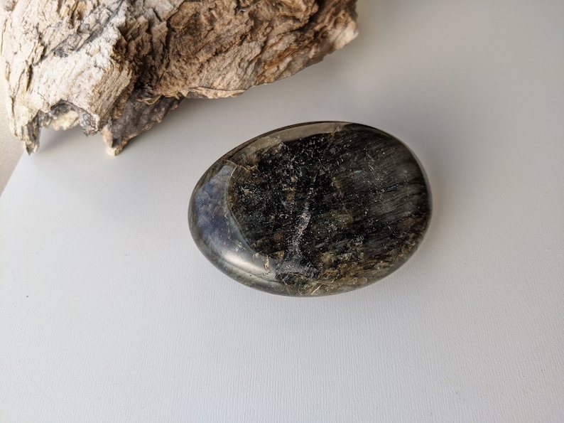 L04 Labradorite Palm Stone Tumble Polished Laboradite