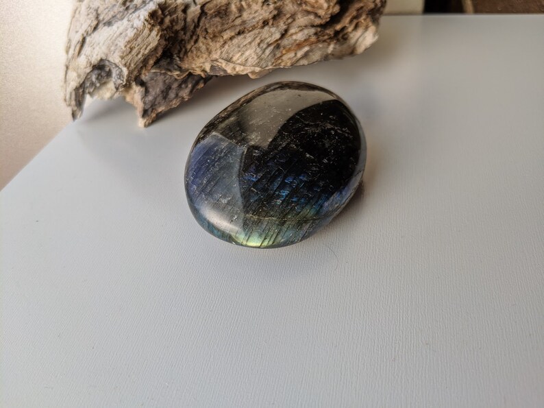 L04 Labradorite Palm Stone Tumble Polished Laboradite