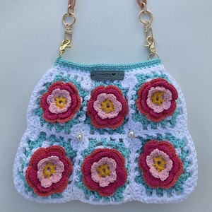 Handmade Crochet Bag with 3D Flowers – Boho Chic Purse with Acrylic Chain – Vintage Floral Style – Unique Artisan Gift