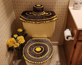 Elegante conjunto de inodoro de crochet marrón y amarillo: tanque, tapa y soporte para papel