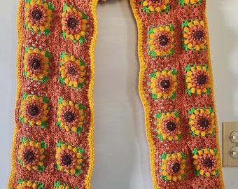 Bufanda de crochet con girasoles hecha a mano: diseño floral vibrante con borlas