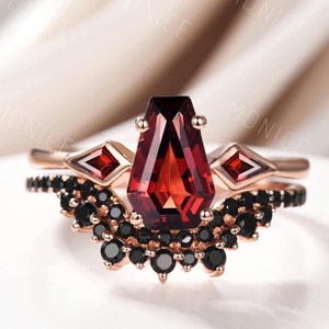 Gothic Coffin Kite Shaped Red Garnet Engagement Ring Set Cluster Three Spinel Band Art Deco Coffin Garnet Bezel Statement Rings Rose Gold