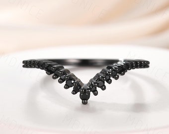 Anello con spinello nero curvo in oro nero, mezza eternità, fascia nera abbinata, fascia impilabile in oro nero a forma di V, anello da donna delicato, fascia per anniversario