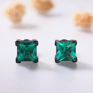 Orecchini a bottone in oro nero con smeraldo principessa, orecchini taglio principessa con smeraldo verde, orecchini a bottone minimalisti da donna con smeraldo, orecchini a bottone con pietra verde delicata da 6 mm