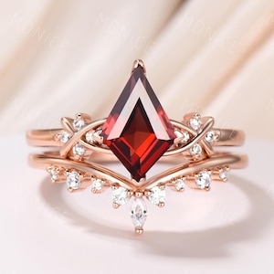 Retro Kite Garnet Wedding Ring Set Vintage kite cut red garnet engagement ring set rose gold January birthstone bridal ring New Year Gift