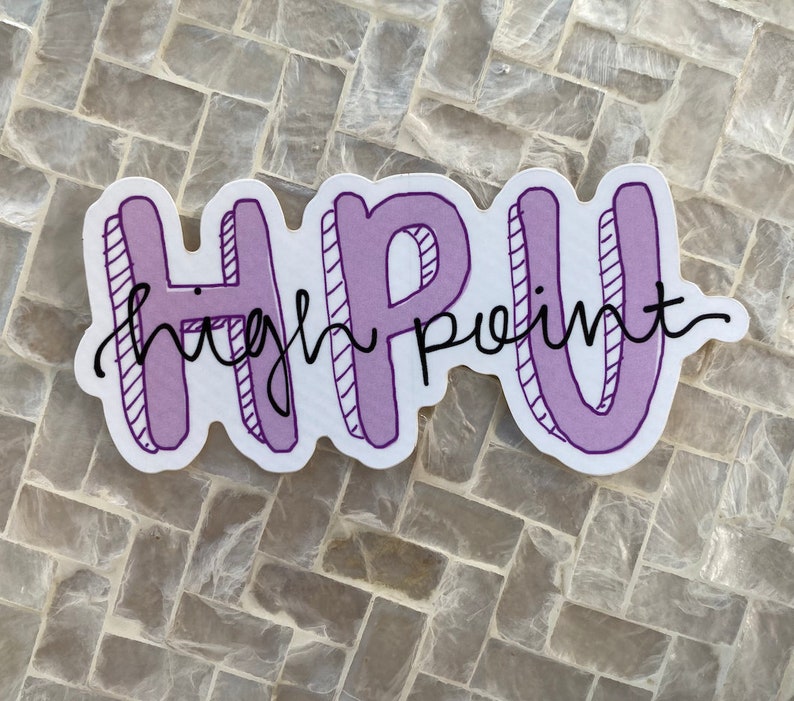 K&ouml;nnte beinhalten: Ein wei&szlig;er Aufkleber mit dem Text "HPU High Point" in Lila und Schwarz. Die Buchstaben "HPU" sind fett umrandet, mit den Worten "High Point" in einer kursiven Schrift darunter.
