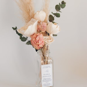 Essential Oil Diffuser, Floral Reed Diffuser with Essential Oils, Botanicals and Sola Wood Flowers, for Home Office, Bedroom and Bathroom