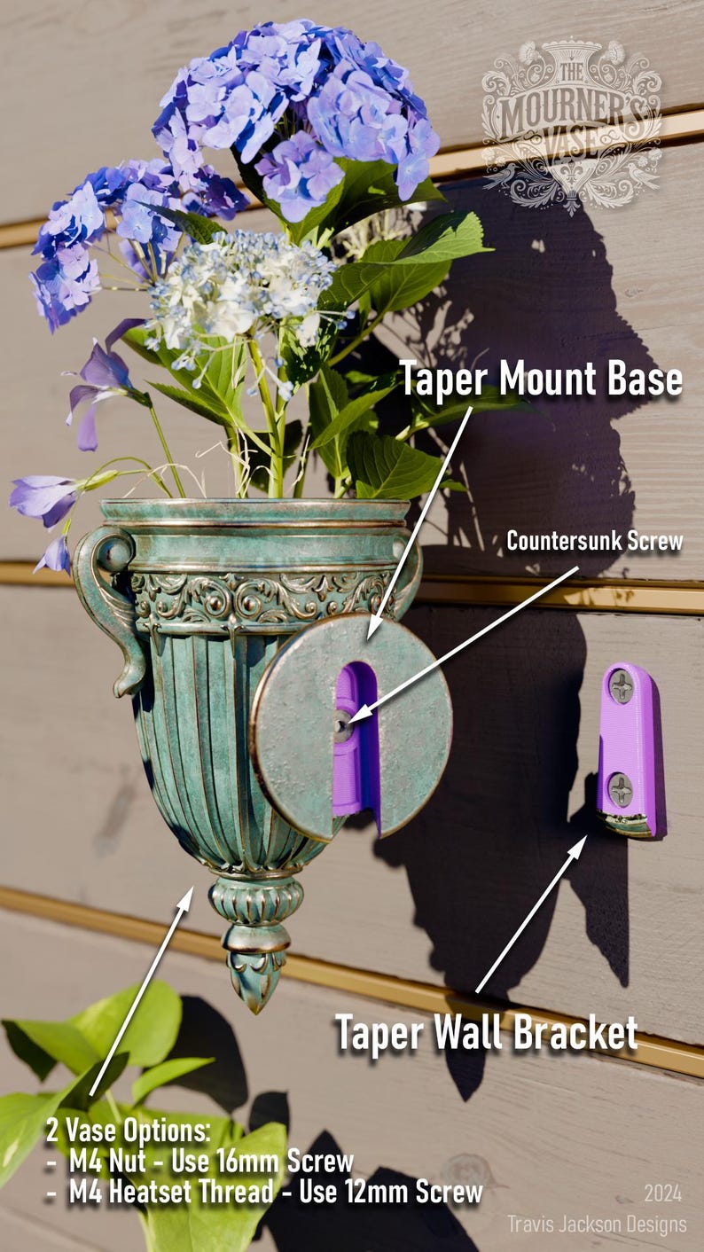 Peut inclure: Un vase en m&eacute;tal vert en forme d'urne avec des d&eacute;tails orn&eacute;s, mont&eacute; sur un mur avec une base en plastique violet et une vis frais&eacute;e. Le vase contient un bouquet d'hortensias bleus et blancs. Le texte "Taper Mount Base" et "Taper Wall Bracket" est visible sur l'image. Le texte "2 Vase Options: - M4 Nut - Use 16mm Screw - M4 Heatset Thread - Use 12mm Screw" est &eacute;galement visible sur l'image.