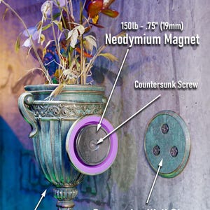Peut inclure: Un vase mural d&eacute;coratif avec une finition verte et dor&eacute;e. Le vase est con&ccedil;u pour contenir des fleurs et est fait de m&eacute;tal. Il est dot&eacute; d'un aimant n&eacute;odyme puissant et d'une vis frais&eacute;e pour une fixation s&eacute;curis&eacute;e. Le vase est intitul&eacute; "The Mourner's Vase" et comprend des instructions de montage.
