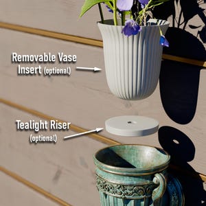 Peut inclure: Un vase mural en m&eacute;tal vert sarcelle avec des d&eacute;tails orn&eacute;s et un insert de vase amovible. Le vase est con&ccedil;u pour contenir une bougie chauffe-plat et poss&egrave;de un rehausseur amovible pour la bougie. Le vase est pr&eacute;sent&eacute; avec un bouquet de fleurs bleues.