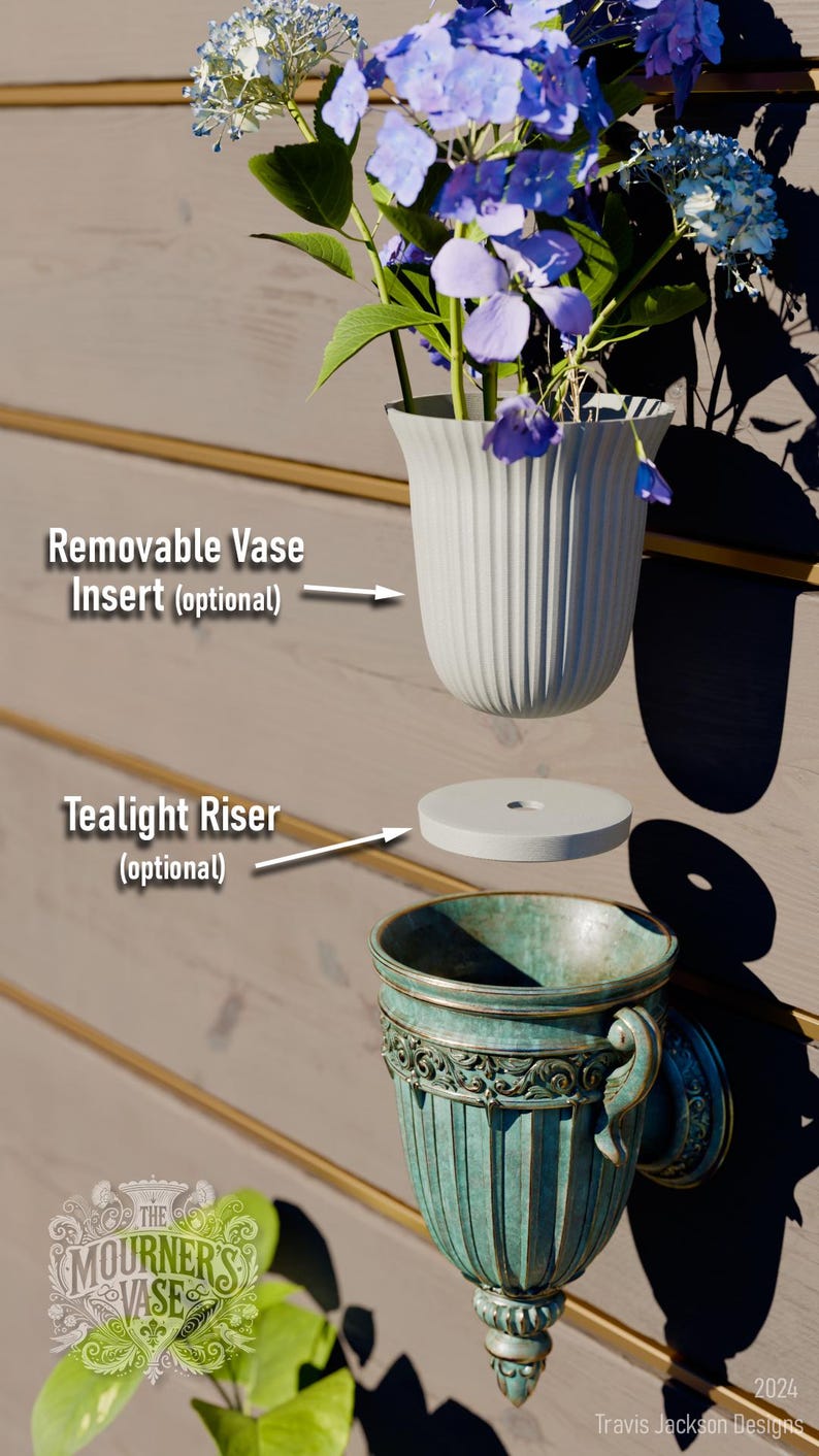 Peut inclure: Un vase mural en m&eacute;tal vert sarcelle avec des d&eacute;tails orn&eacute;s et un insert de vase amovible. Le vase est con&ccedil;u pour contenir une bougie chauffe-plat et poss&egrave;de un rehausseur amovible pour la bougie. Le vase est pr&eacute;sent&eacute; avec un bouquet de fleurs bleues.