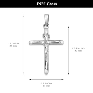 以下が含まれることがあります： 上部に「INRI」の文字が入った、銀色の十字架のペンダント。十字架の長さは3.8cm、幅は3.2cm、厚さは2.1cmです。十字架にはイエスの描写があります。