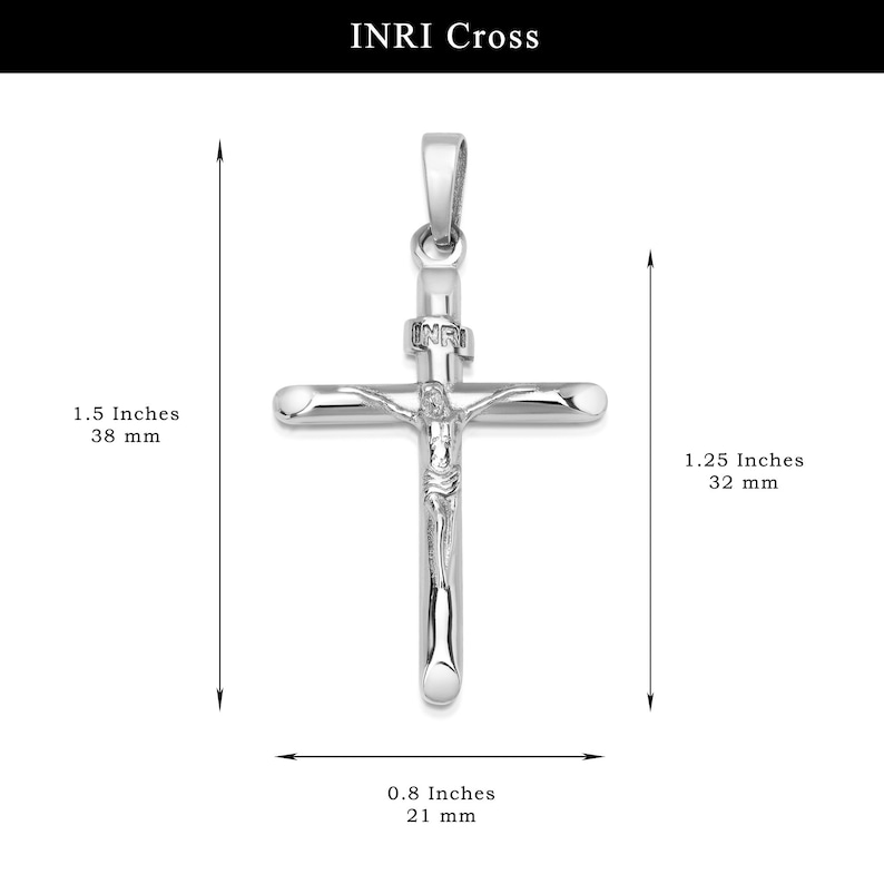 以下が含まれることがあります： 上部に「INRI」の文字が入った、銀色の十字架のペンダント。十字架の長さは3.8cm、幅は3.2cm、厚さは2.1cmです。十字架にはイエスの描写があります。