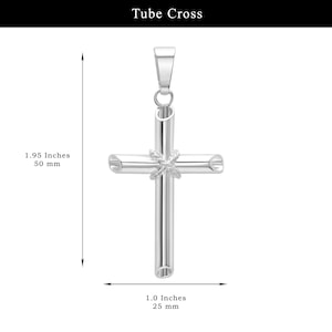 以下が含まれることがあります： 銀色のチューブクロス ペンダント。クロスは長さ50mm、幅25mmです。上部にはチェーン用のループが付いています。デザインはチューブで構成されており、中央に装飾的な結び目があります。