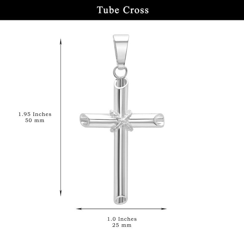 以下が含まれることがあります： 銀色のチューブクロス ペンダント。クロスは長さ50mm、幅25mmです。上部にはチェーン用のループが付いています。デザインはチューブで構成されており、中央に装飾的な結び目があります。