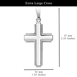 以下が含まれることがあります： シルバーカラーの特大クロス ペンダント。クロスは高さ5.7cm、幅3.2cmです。ペンダントは、チェーン用のループが上部にある、シンプルでエレガントなデザインです。