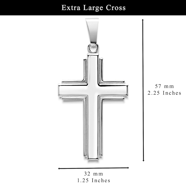 以下が含まれることがあります： シルバーカラーの特大クロス ペンダント。クロスは高さ5.7cm、幅3.2cmです。ペンダントは、チェーン用のループが上部にある、シンプルでエレガントなデザインです。